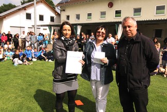 von links: Caroline Handtmann vom Regionalteam Sport des Staatlichen Schulamtes Karlsruhe, Schulleiterin Mathilde Vieth und Bernhard Feineisen, Amtsleiters für Bildung und Kultur in Bretten