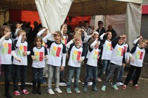 Auch bei Regenwetter voll dabei: Kinder der Chor AG beim Maibaumstellen
