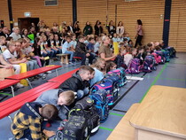 Mitmachlied "Theo Theo" der 2a mit den Kindern der 1a