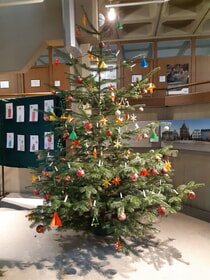 Weihnachtsbaum mit selbst gebasteltem Schmuck