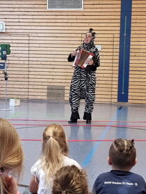 Mit dem kleinen Zebra geht es mit Spaß und Musik durch den Verkehr
